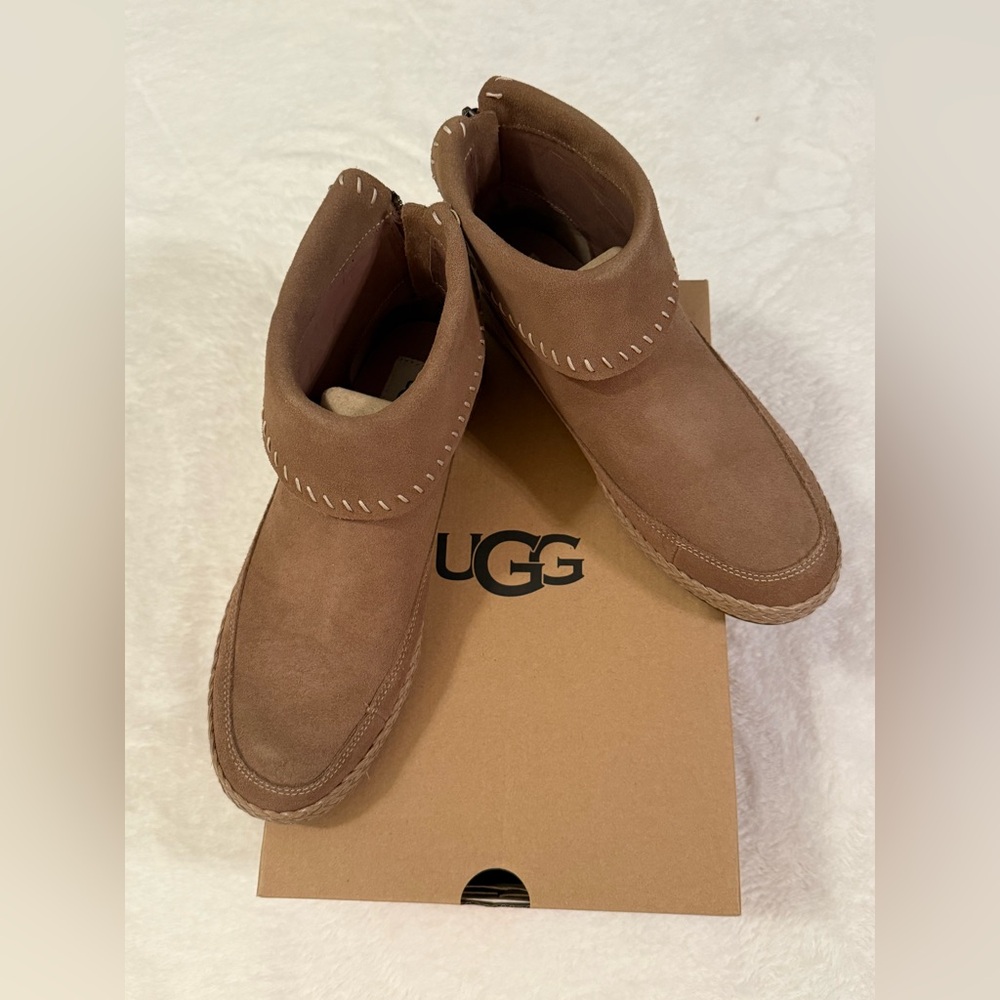 UGG Women 9.5 Ankle Boot Bootie Varney Tan Suede #1104653 Tan - New In Box